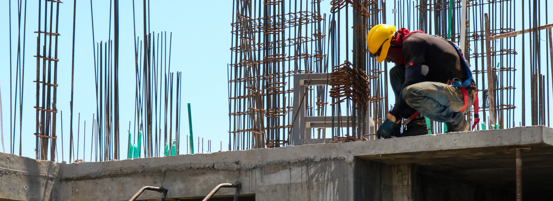 Oak Ridge crew working on a building under construction